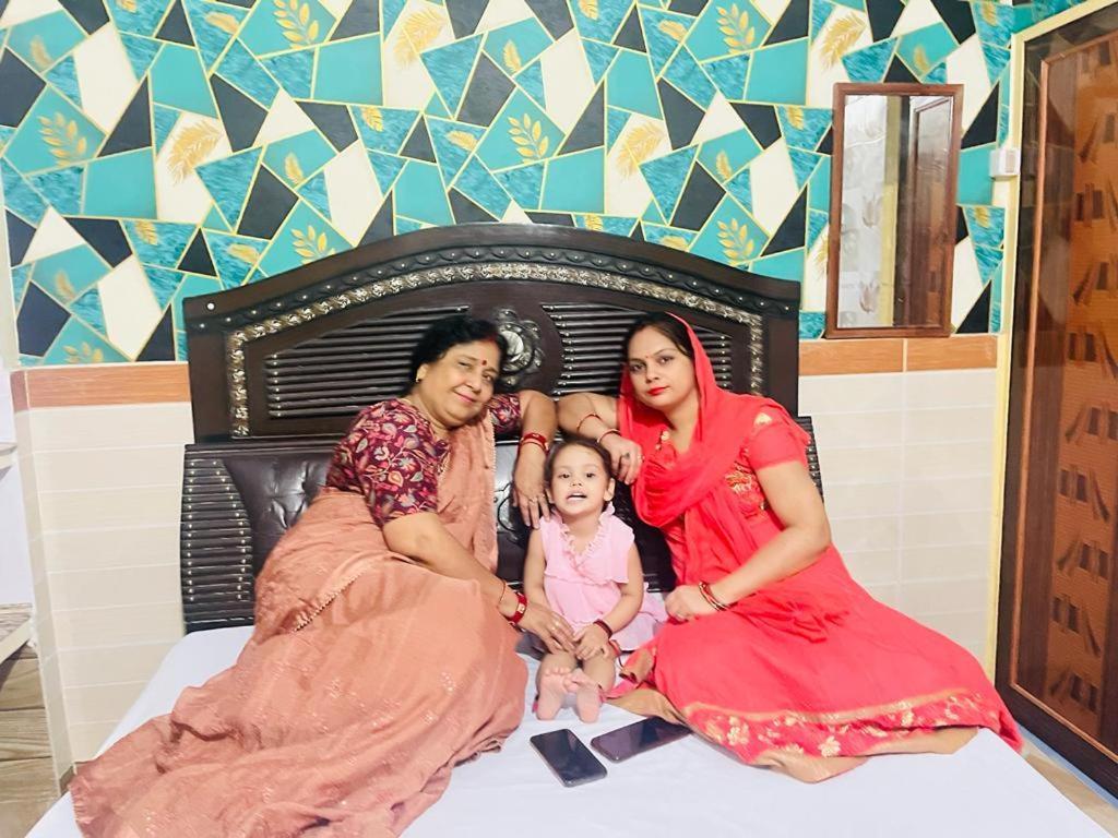 Maa Gauri Paying Guest House فاراناسي الغرفة الصورة